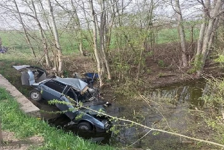 На Кубани молодой водитель ВАЗа улетел в оросительный канал и погиб вместе с пассажиром