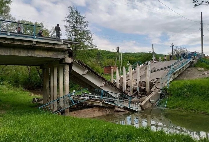 В Северском районе Кубани обрушился автомобильный мост через реку Иль