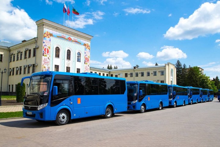 В Черкесске на маршруты вышли 20 новых отечественных автобусов