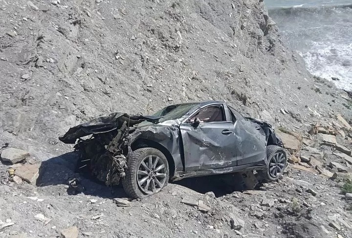 В Анапе женщина - водитель на  автомобиле Mazda сорвалась в обрыв