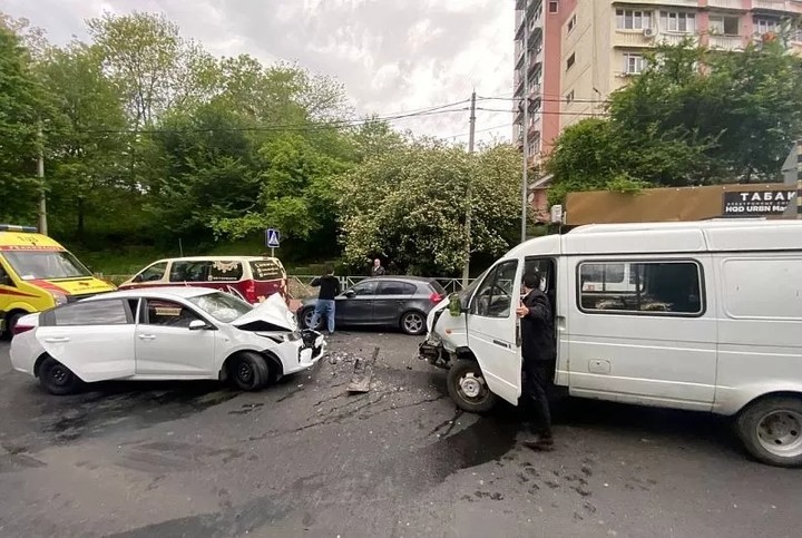 В городе  Сочи водитель KIA устроил смертельное ДТП на встречной полосе