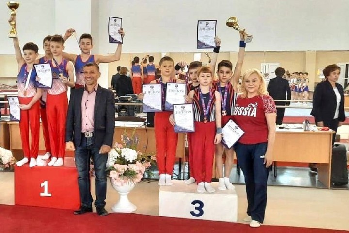 Майкопские гимнасты выиграли путёвку на первенство России