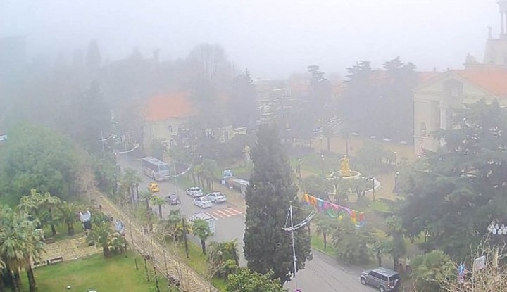 Город - курорт Сочи накрыл густой туман