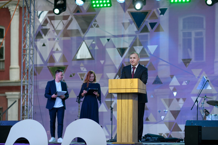 Мурат Кумпилов приветствовал участников выпускного бала