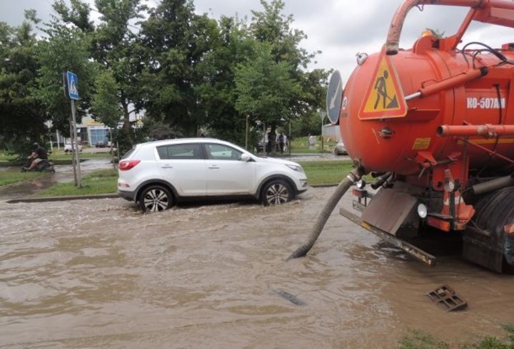 Десятки  улиц Краснодара ушли под воду после сильного дождя