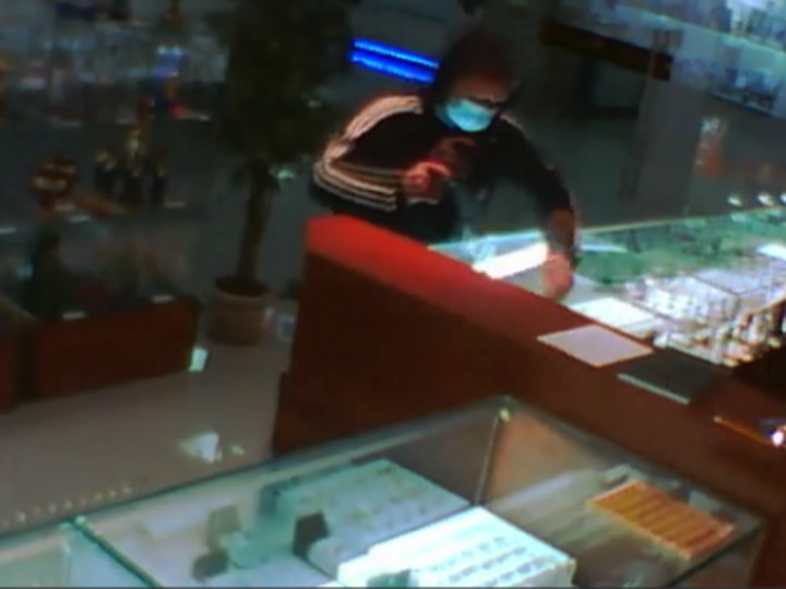 Житель Краснодара, угрожая продавцу пистолетом, ограбил ювелирный магазин