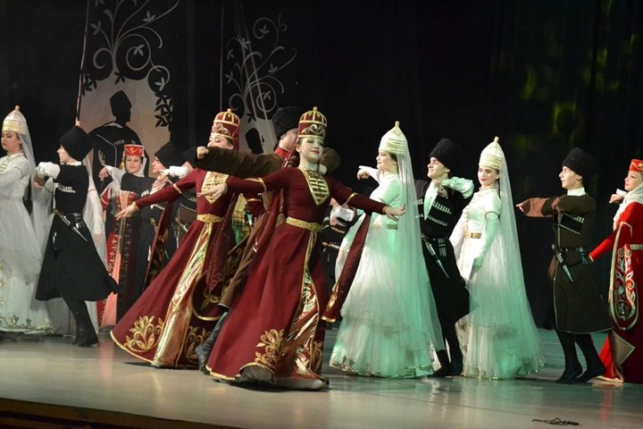 В Майкопе в рамках 100-летия региона прошел концерт ансамбля «Зори Майкопа»