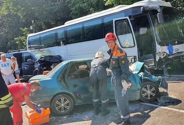 В аварии с автобусом и тремя автомобилями в Сочи пострадало  пять человек