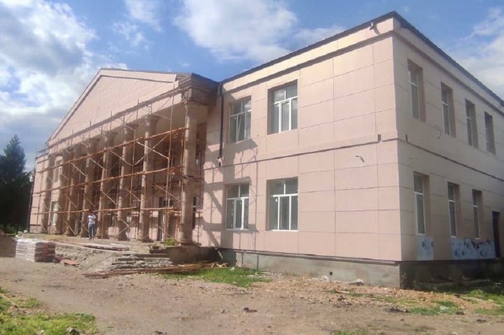 Кумпилов проверил ход строительства и ремонта социальных объектов 