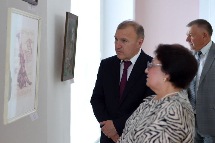Глава Адыгеи Мурат Кумпилов посетил выставку художников Адыгеи, КБР и КЧР