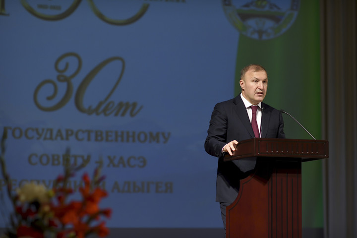 Мурат Кумпилов поздравил депутатов с 30-летием Госсовета-Хасэ Адыгеи