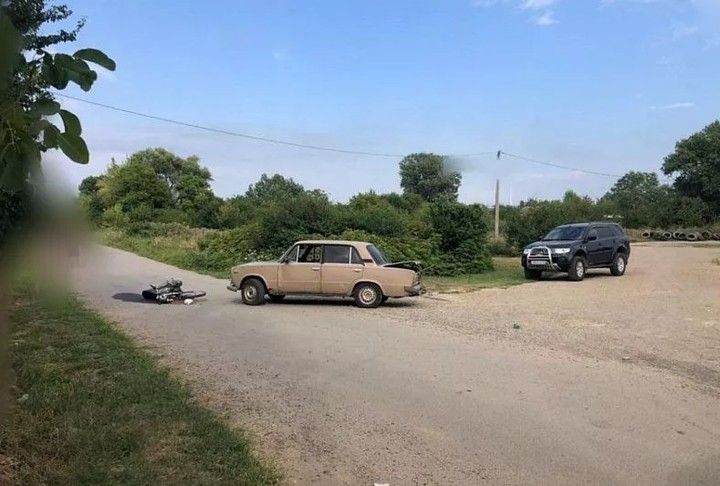 В Белореченском районе Кубани водитель на ВАЗе сбил скутер с двумя подростками