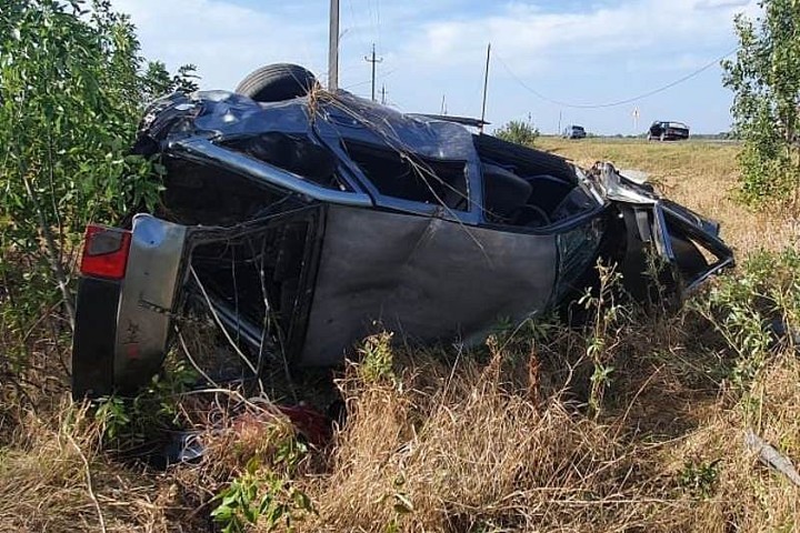 В Адыгее в аварии  пострадали водитель и пассажирка опрокинувшегося ВАЗа