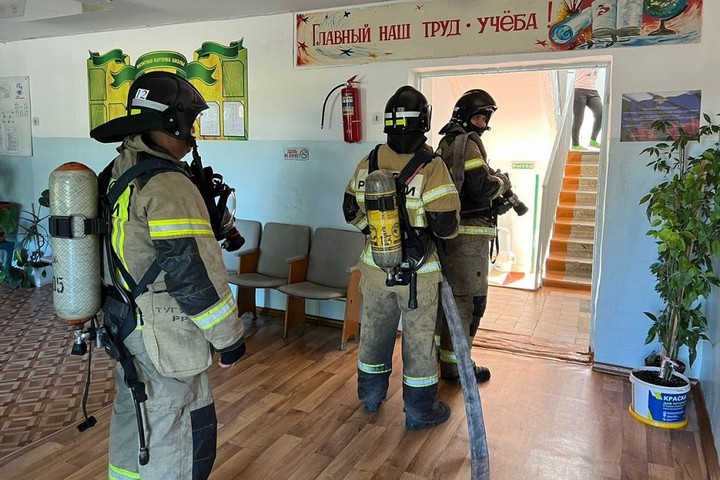 В Адыгее пожарные провели учения на территории сельской школы