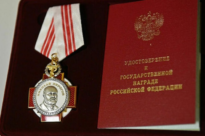 Мурат Кумпилов поздравил врача Миру Нехай с высокой наградой
