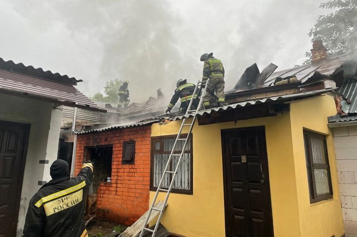 В Майкопе пожарные ликвидировали возгорание частного дома