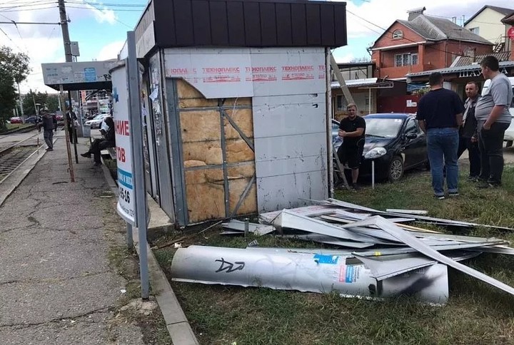 В Краснодаре снесли незаконный остановочный комплекс у трамвайных рельсов 