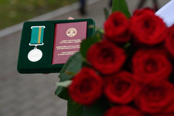 Мэр Майкопа вручил медали 100-летия государственности Адыгеи
