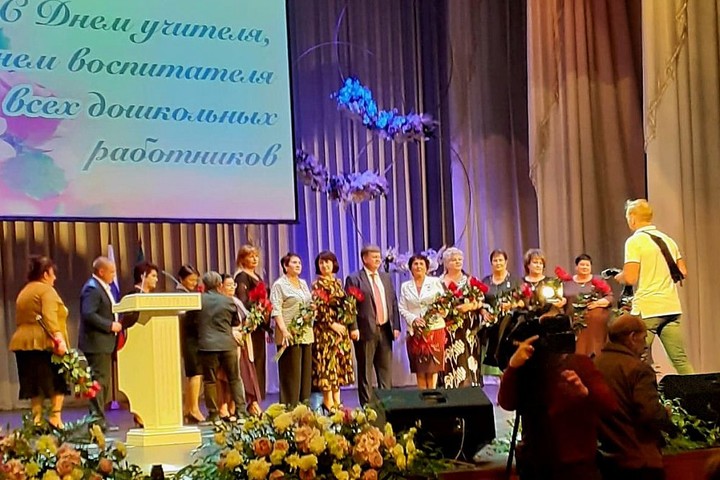 В Адыгее поздравили педагогов и наградили отличившихся учителей