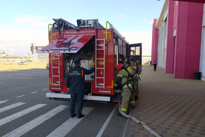Пожарные провели учения в здании торгового центра в ауле Новая Адыгея