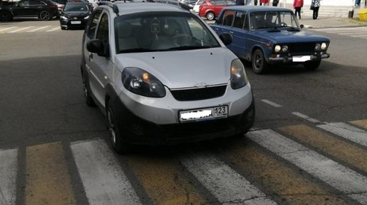 В Краснодарском крае машина сбила 16-летнюю девушку на пешеходном переходе