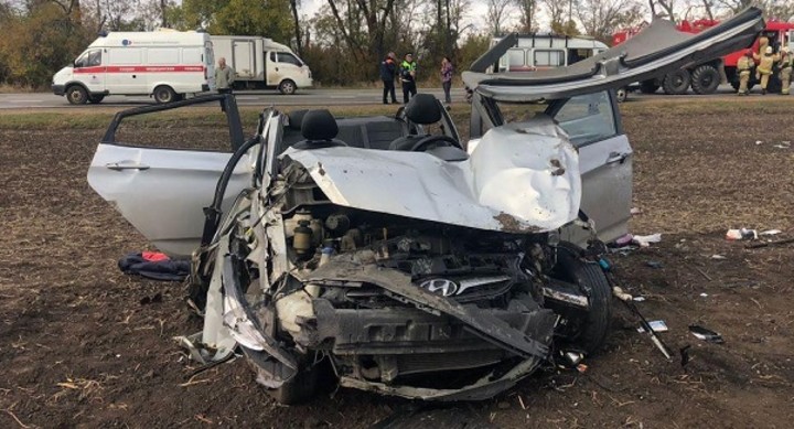 В Краснодарском крае автомобиль съехал в кювет с последующим опрокидыванием
