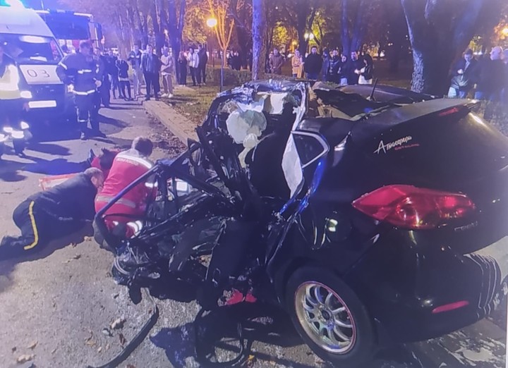 В Краснодаре водитель КИА не справился с управлением и врезался в дерево