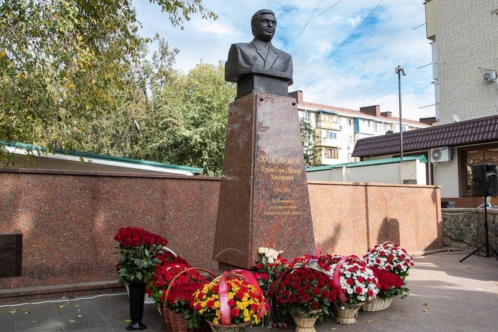В Черкесске прошёл памятный митинг у памятника Назиру Хаспирокову