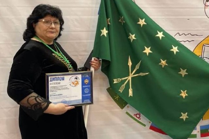Глава Адыгеи поздравил призёра конкурса учителей родных языков