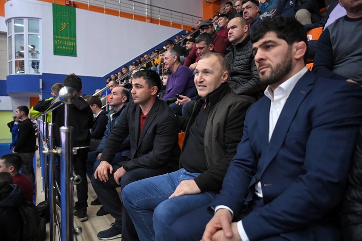 Глава Адыгеи приветствовал участников Кубка России по вольной борьбе