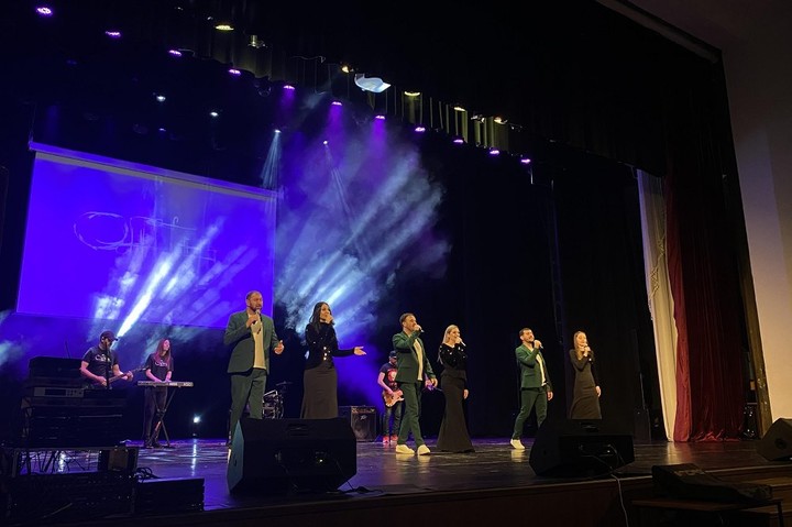 Эстрадный ансамбль «Оштен» дал концерт майкопским школьникам