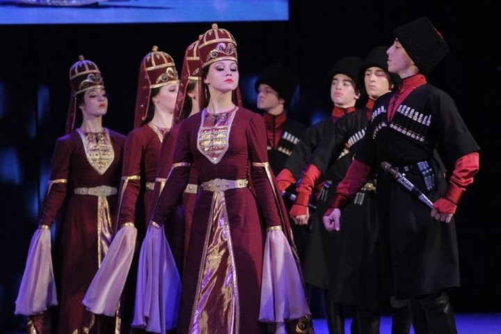 Ансамбль «Зори Майкопа» принял участие в Кадетском балу в Москве