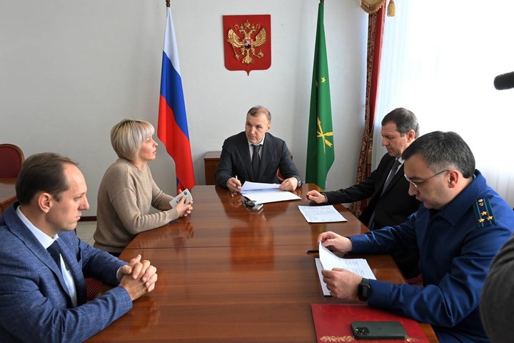 Глава Адыгеи провёл приём граждан в региональной приёмной президента РФ