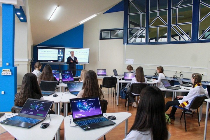 Школьников Адыгеи продолжают обучать вопросам кибербезопасности