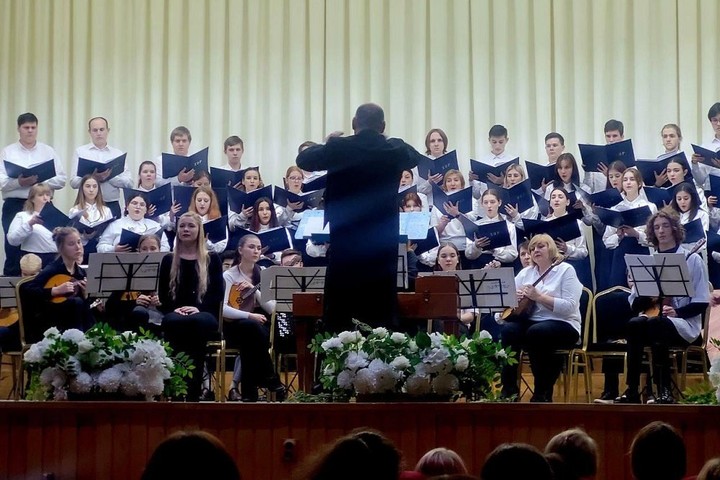 В колледже искусств в Майкопе выступил оркестр русских народных инструментов