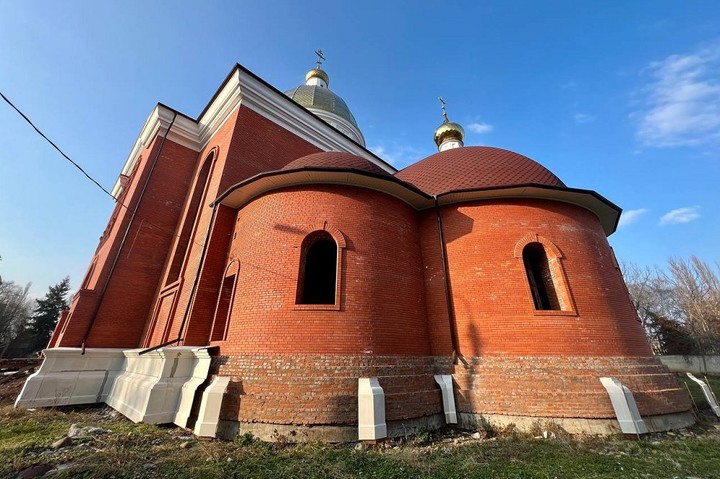 Глава Адыгеи проверил ход строительства Свято-Успенского собора