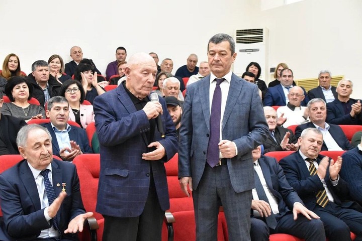 Глава Адыгейска Махмуд Тлехас встретился с городским активом 