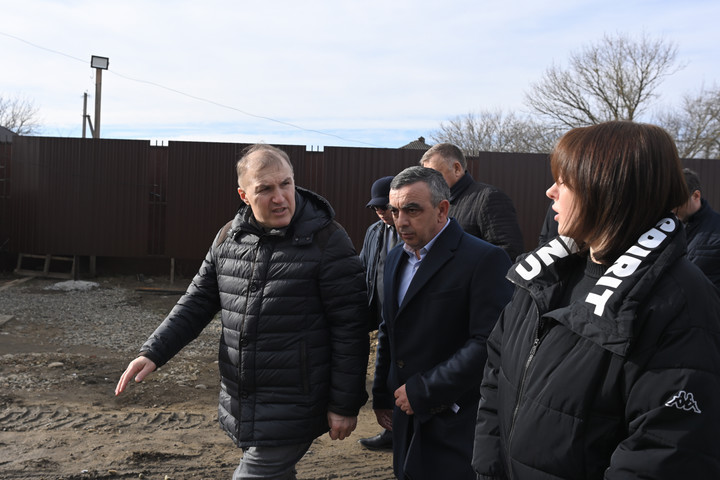 Глава Адыгеи проинспектировал строительство детского сада в Пшичо