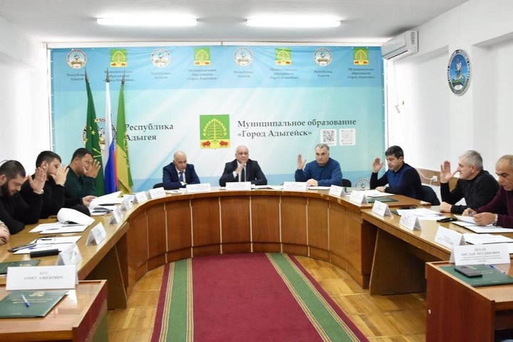 Горсовет Адыгейска на внеочередной сессии внёс изменения в бюджет города