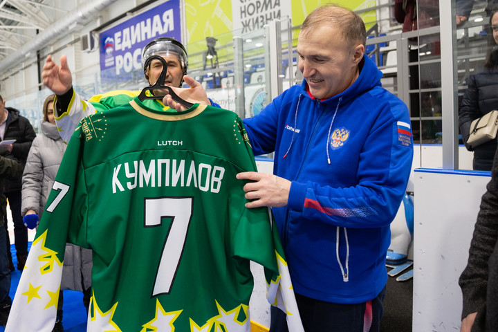 Глава Адыгеи Мурат Кумпилов посетил тренировку хоккейного клуба «Титан»