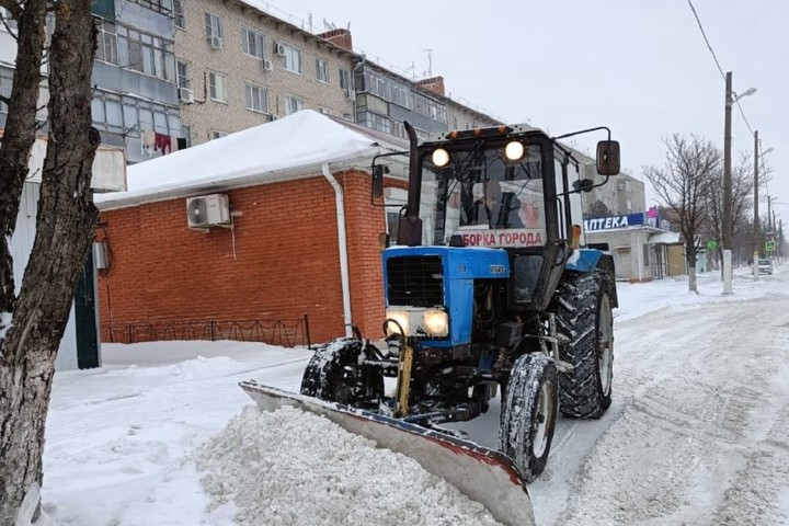В Адыгейске ведётся расчистка от снега общественных территорий