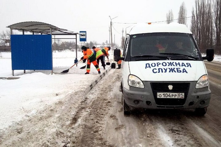 В Адыгее продолжается очистка дорожно-уличной сети о снега и наледи