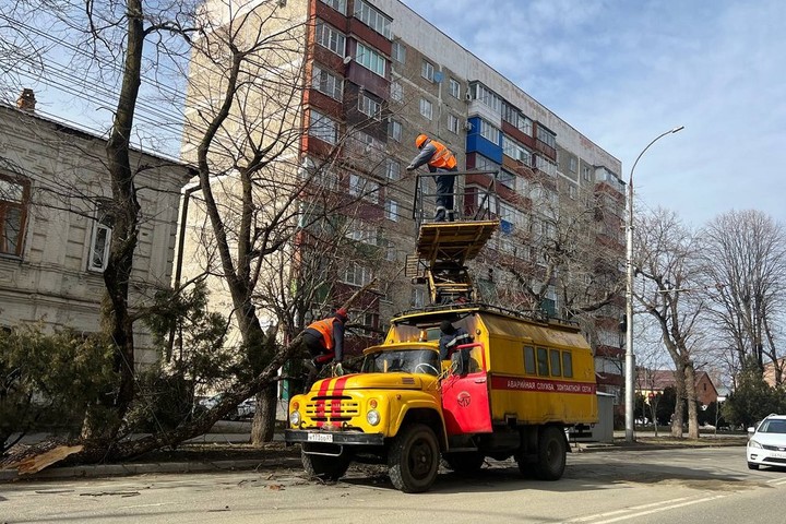 Власти Майкопа ввели режим повышенной готовности из-за ураганного ветра