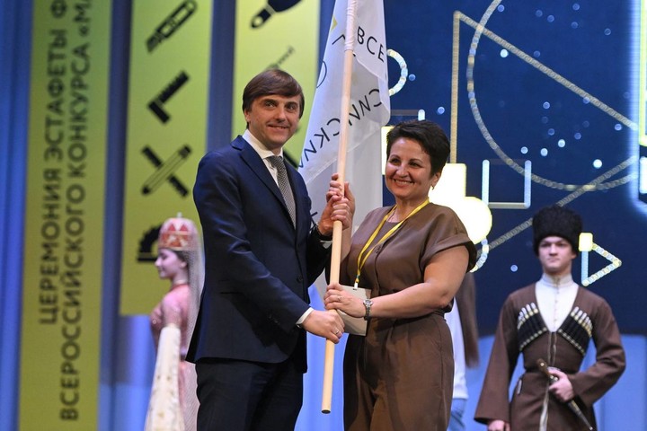 В Майкопе прошла церемония передачи флага конкурса «Мастер года»
