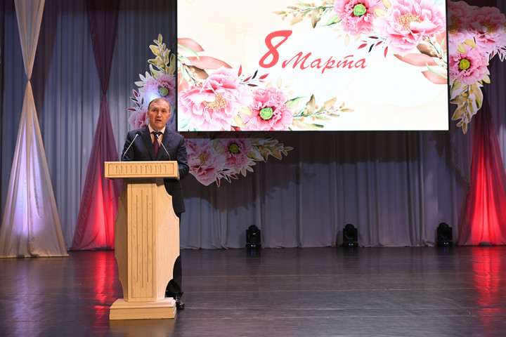 Мурат Кумпилов поздравил жительниц Адыгеи с наступающим 8 Марта