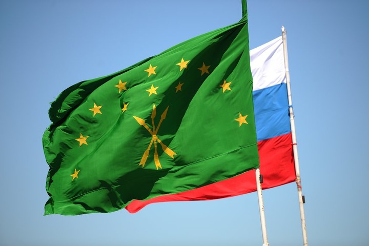 25 апреля в Адыгее отметят День Государственного флага республики