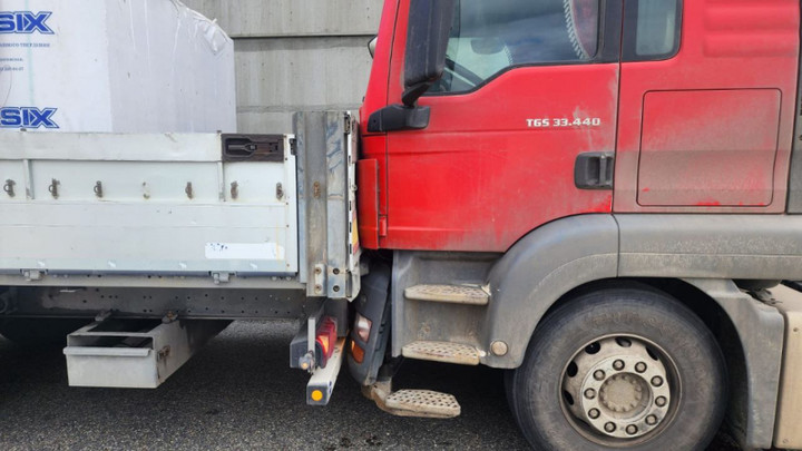 Полиция Адыгеи устанавливает обстоятельства ДТП с участием 3 грузовых автомобилей
