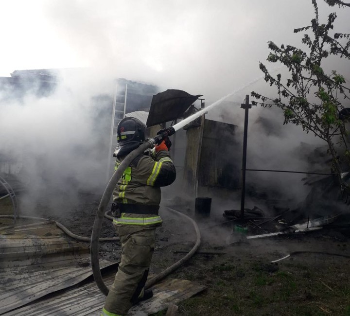 В Адыгее огнеборцы ликвидировали возгорание в ДНТ 