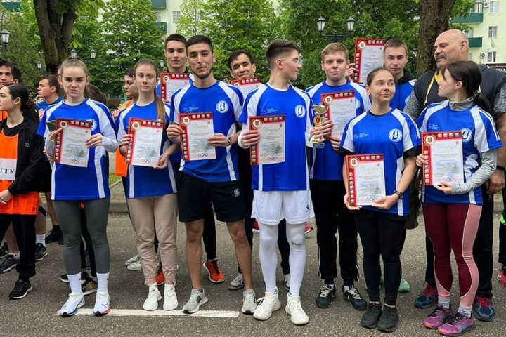 Студенты АГУ выиграли чемпионат Майкопа по эстафетному бегу в межвузовском забеге