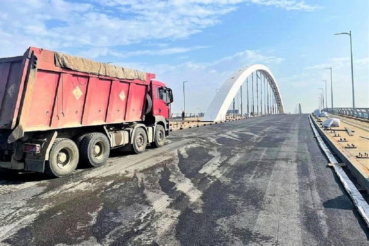 На новом Яблоновском мосту приступили к укладке асфальта